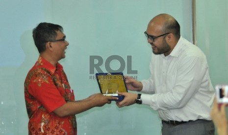 Pemimpin Redaksi Harian Republika Nasihin Masha (kiri) menerima cinderamata dari Country Goverment Relation Manager IKEA, Tony Mampuk saat beraudiensi kepada jajaran redaksi Republika di Kantor Republika, Jakarta, Selasa (27/5). 