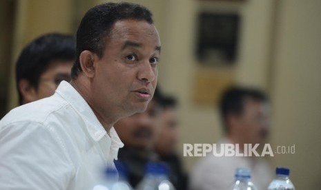 Pemimpin Redaksi Harian Umum REPUBLIKA Irfan Junaidi (tengah) bersama Wakil Pemimpin Redaksi Harian Umum REPUBLIKA Nur Hasan Murtiaj (kiri) berbincang bersama Calon Gubernur DKI Jakarta nomor urut 3 Anies Baswedan seusai melakukan pertemuan dengan Redaksi 