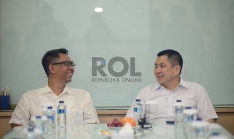 Pemimpin Redaksi Republika, Nasihin Masha (kiri) berbincang bersama Ketua Umum Partai Perindo Hary Tanoesoedibjo (kanan) saat kunjungannya ke Gedung REPUBLIKA, Jakarta, Jumat (9/10).