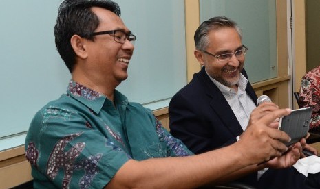 Pemimpin Redaksi Harian Umum REPUBLIKA Nasihin Masha (kiri) berfoto selfie bersama Duta Besar Inggris untuk Indonesia, Moazzam Malik (kanan) setelah berdiskusi bersama dalam rangka kunjungannya ke Gedung REPUBLIKA, Jakarta Selatan, Kamis (27/8). 