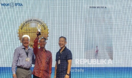  Pemred Harian Umum Republika, Nasihin Masha (tengah) menerima penghargaan Gold Asia Media Award 2016 di ajang World Association of Newspapaer and News Publisher (WAN-IFRA) di Manila, Filipina, Rabu (30/3).(Republika/Raisan Al Farisi)