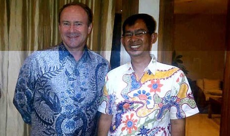  Pemimpin Redaksi Nasihin Masha (kanan) bersama Duta Besar Australia untuk Indonesia Greg Moriarty (kiri).