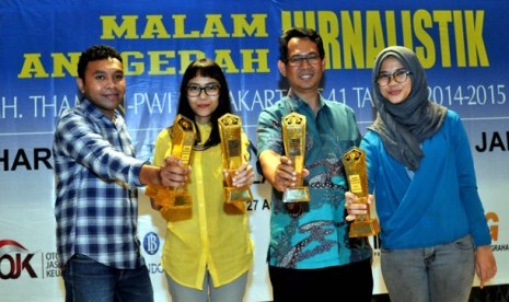   Pemimpin Redaksi (Pemred) Republika, Nasihin Masha (kedua kanan) berfoto bersama reporter republika Safitri Ramdhani (kanan),Safitri Ramdhani (kedua kiri), Dominggus (kiri) usai menerima penghargaan dalam Anugerah Jurnalistik MHT-PWI Jaya 2015 di Balaiko