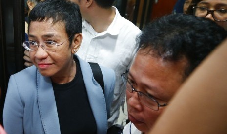 Pemimpin redaksi Rappler, situs berita Filipina yang kritis terhadap pemerintahah, Maria Ressa, ditangkap.