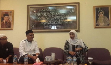 Pemimpin Redaksi Republika, Irfan Junaedi saat mendampingi Menteri Sosial Khofifah Indar Parawansa di acara Dzikir Nasional Republika 2016 di Masjid At-Tin, TMII, Jakarta Sabtu (31/12)