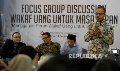 Pemimpin Redaksi Republika, Irfan Junaidi (kanan) menyampaikan pandangannya disaksikan Direktur Utama Dompet Dhuafa (DD) Filantropi Imam Rulyawan , Anggota Badan Wakaf Indonesia Iwan Agustiawan Fuad, Pengusaha Indra Uno (dari kiri) pada acara Focus Group Discussion Wakaf Uang untuk masa depan di Kampus Bisnis Umar Usman, Jakarta, Kamis (14/9). 