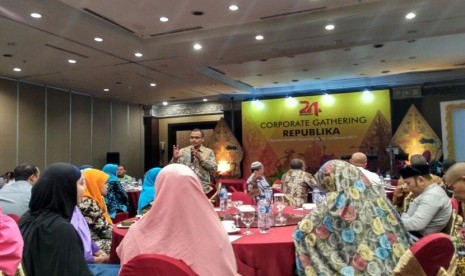 Pemimpin Redaksi Republika Irfan Junaidi memaparkan presentasi di depan audiens pada acara Corporate Gathering Republika di Hotel Sheraton Mustika Yogyakarta, Kamis (16/2).