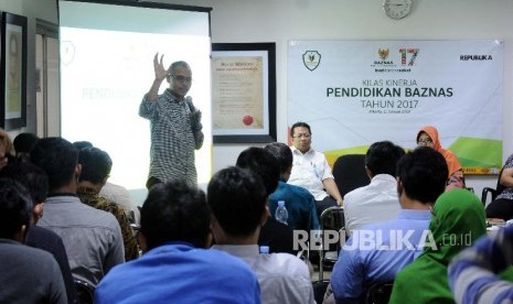 Pemimpin Redaksi Republika Irfan Junaidi memberikan paparan saat acara Kilas Kinerja Pendidikan Baznas di Kantor Republika, Jakarta, Kamis (11/1). 