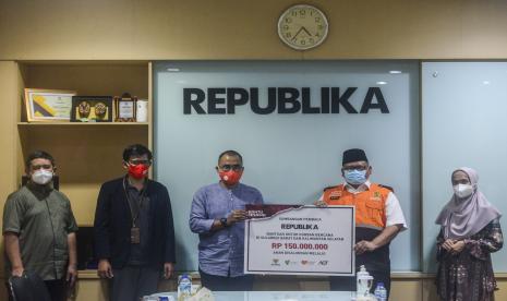 Pemimpin Redaksi Republika Irfan Junaidi (tengah) bersama Direktur Komunikasi ACT Ade Muhammad Yusuf, Chief Marketing Officer Rumah Zakat Irvan Nugraha, Direktur Utama Baznas M. Arifin Purwakananta dan Direktur Resources Mobilititions Dompet Dhuafa Etika Setiawanti (dari kiri ke kanan) saat penyerahan bantuan untuk korban bencana di Sulawesi Barat dan Kalimantan Selatan secara simbolis di Kantor Republika, Jakarta.