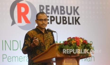 Pemimpin Redaksi Repulika Irfan Junaidi memberikan sambutan saat pembukaan seminar Perbankan Syariah bertajuk Rembuk Republik, Jakarta, Kamis (5/10).