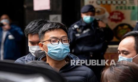  Pemimpin Redaksi Stand News Patrick Lam (tengah) ditangkap oleh petugas departemen keamanan nasional kepolisian Hong Kong dalam penggerebekan kantor outlet media di Hong Kong, Cina, 29 Desember 2021. Lebih dari 200 petugas polisi menggerebek outlet media online Stand News dan menangkap setidaknya enam orang yang terhubung ke platform untuk konspirasi untuk menerbitkan publikasi hasutan, yang melanggar bagian 9 dan 10 dari Undang-undang Kejahatan. 