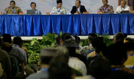 Pemimpin sidang memimpin jalannya sidang Komisi I di area muktamar Muhammdiyah ke 47 di kampus Unismuh Makassar, Sulsel,Kamis (6/8).