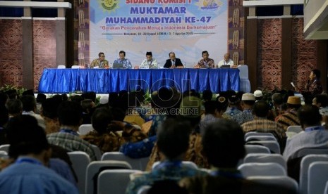 Pemimpin sidang memimpin jalannya sidang Komisi I di area muktamar Muhammdiyah ke 47 di kampus Unismuh Makassar, Sulsel,Kamis (6/8).