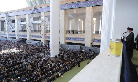 Pemimpin Tertinggi Iran Ayatollah Ali Khamenei memimpin ibadah Jumat di Teheran, Jumat (4/10/2024).