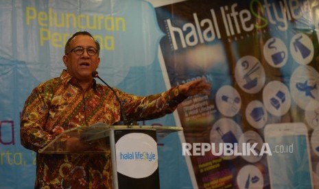 Pemimpin Umum Majalah Halal Lifestyle Sapta Nirwandar memberikan kata sambutan saat peluncuran perdannya di Jakarta, Kamis (28/4). (Republika/Raisan Al Farisi) 