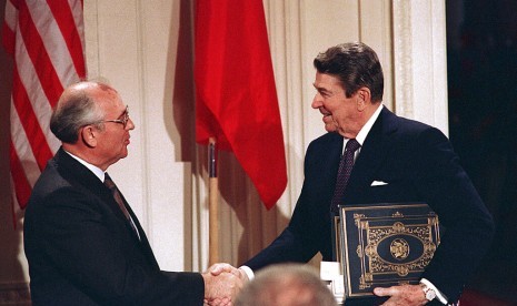 Pemimpin Uni Soviet Mikhail Gorbachev (kiri) berjabat tangan dengan Presiden AS Ronald Reagan usai menandatangani perjanjian nuklir Intermediate Range Nuclear Forces (INF) di East Room Gedung Putih, Washington, 8 Desember 1987. Kedua negara keluar dari perjanjian tersebut pada 2 Agustus 2019.