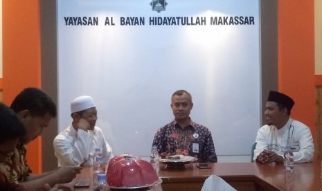 Pemimpin Wilayah Timur BNI Syariah,  Ali Muafa besilaturahim dengan Ketua Yayasan Al Bayan Hidayatullah Makassar, Ustaz  Suwito Fatah.