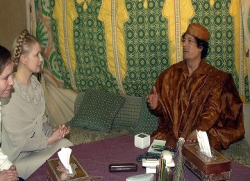 Pemimpin Libya, Muammar Gaddafi semasa masih hidup menemui Yulia Tymoshenko yang saat itu menjabat sebagai Perdana Menteri Ukraina, di tendanya.  