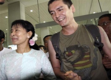 Pemimpin oposisi Birma Aung San Suu Kyi dan putranya, Kim Aris (kanan) sesaat Aris mendarat dari Thailand.