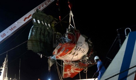 Pemindahan Ekor Pesawat. Petugas memindahkan ekor pesawat Air Asia QZ8510 dari kapal Crest Onyx di Pelabuhan Panglima Utar, Kumai, Kalteng, Ahad (11/1).