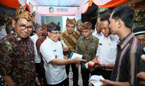 Pemkab Banyuwangi kembali meluncurkan sistem pembayaran retribusi berbasis elektronik atau e-retribusi untuk para pedagang pasar tradisional. Peluncuran dilakukan di Pasar Banyuwangi, Rabu (25/10), dengan menggandeng PT Bank Negara Indonesia Tbk (BNI).