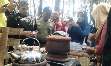 Pemkab Batang menggelar minggon Jatinan yang berlangsung di Hutan Kota Rajawali Batang Minggu ( 22/4/18 ). 