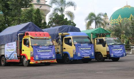 Pemkab Ciamis mendistribusikan komoditas  sejumlah komoditas untuk operasi pasar murah di Pendopo Kabupaten Ciamis, Selasa (13/12/2022).