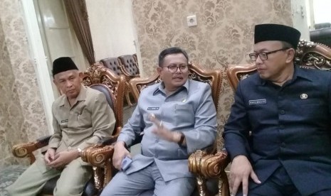 Pemkab dan masyarakat Indramayu sangat menyayangkan pernyataan Wakil Gubernur Jabar, Uu Rhuzanul Ulum, terkait pemindahan rencana lokasi embarkasi haji ke Kabupaten Majalengka.