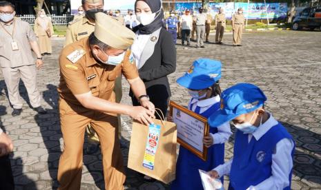 Pemerintah Kabupaten Garut mencanangkan gerakan Ayo Masuk Sekolah di Lapangan Sekretariat Daerah Kabupaten Garut, Senin (22/3/2021). 