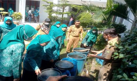 Pemkab Indramayu terus berupaya untuk meningkatkan ketahanan pangan dan gizi masyarakatnya. Salah satu yang dilakukan adalah melalui program Budidaya Ikan Dalam Ember (Budikdamber) Lele. Program Budikamber Lele itu serentak diimplementasikan di sejumlah kecamatan di Kabupaten Indramayu.