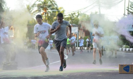 Pemkab Lombok Barat menggelar color run di Pantai Senggigi, Ahad (10/3).