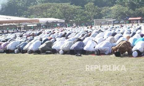 Pemkab Lombok Barat menggelar istighosah dan shalat taubat di Pos Pengungsian Gunungsari, Lombok Barat, NTB, Kamis (23/8).