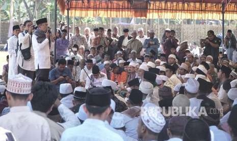 Pemkab Lombok Barat menggelar istighosah dan shalat taubat di Pos Pengungsian Gunungsari, Lombok Barat, NTB, Kamis (23/8).