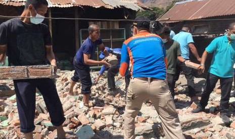 Pemkab Lombok Timur (Lotim) menempatkan satuan perangkat kerja daerah (SKPD) secara bergiliran membantu korban terdampak gempa di Kecamatan Sembalun, Kamis (4/10).