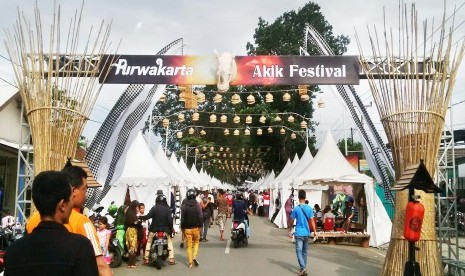 Pemkab Purwakarta menggelar festival batu akik selama tiga hari kedepan, Rabu (29/4). Festival tersebut diikuti 80 peserta se Indonesia. (Republika/Ita Nina Winarsih)