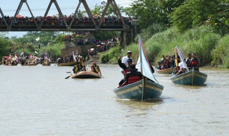 Pemkab Purwakarta menggelar Festival Walungan Cikao di Sungai Cikao, Desa Cikao Bandung, Kecamatan Jatiluhur, Ahad (18/12).Festival ini, diikuti oleh puluhan perahu tradisional dan perahu naga.