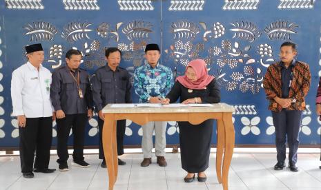 Pemkab Sleman melalui Badan Keuangan dan Aset Daerah (BKAD) memberikan hibah tanah kepada Komisi Pemilihan Umum (KPU), Badan Pengawas Pemilihan Umum (Bawaslu), dan Kantor Kementerian Agama Sleman di Pendopo Rumah Dinas Bupati Sleman, Senin (23/10/2023).