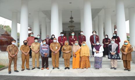 Pemkab Serang berkomitmen terus menyalurkan bea siswa bagi mahasiswa berprestasi di wilayahnya