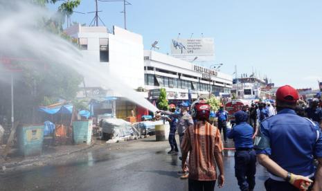 Pemko Padang semprot Pasar Raya Padang dengan disinfektan karena menjadi sumber penularan terbanyak virus corona di Kota Padang, Senin (20/4)