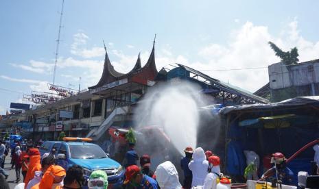 Pemko Padang semprot Pasar Raya Padang dengan disinfektan karena menjadi sumber penularan terbanyak virus corona di Kota Padang, Senin (20/4)