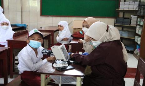 Pemkot Batu melaksanakan vaksinasi Covid-19 untuk anak-anak di bawah 12 tahun di sejumlah sekolah, Senin (20/12). 