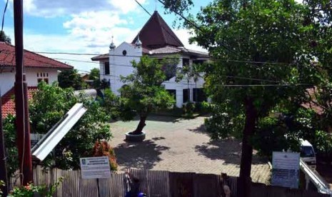   Pemkot Bekasi menyegel masjid Al Misbah milik jemaah aliran sesat Ahmadiyah di Pondok Gede,Bekasi,Jumat (5/4). 