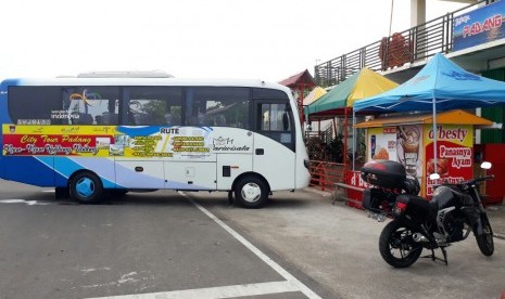 Pemkot Padang menyediakan fasilitas bus 'City Tour' gratis bagi wisatawan. Sejumlah destinasi wisata akan dilalui bus ini, termasuk Pantai Padang, Gunung Padang, Pantai Air Manis, hingga Masjid Raya Sumbar. 