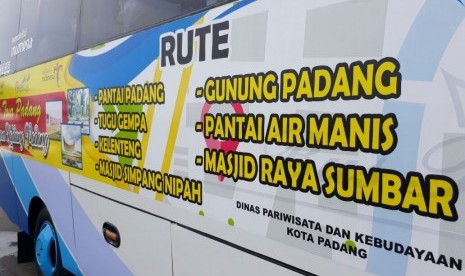 Pemkot Padang menyediakan fasilitas bus 'City Tour' gratis bagi wisatawan. Sejumlah destinasi wisata akan dilalui bus ini, termasuk Pantai Padang, Gunung Padang, Pantai Air Manis, hingga Masjid Raya Sumbar. 