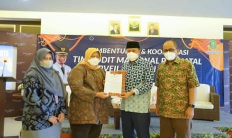 Pemkot Sukabumi berupaya menekan angka kematian ibu dan bayi (AKI dan AKB). Upaya ini dilakukan dengan membentuk tim Audit Maternal Perinatal Surveilans dan Respon (AMPSR) Kota Sukabumi yang berisi para dokter spesialis, bidan, perawat, dan organisasi profesi.