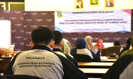 Pemkot Sukabumi melalui Dinas Koperasi, Usaha Mikro, Perindustrian, dan Perdagangan (Diskumindag) mendorong industri kecil dan menengah (IKM) agar terus berkembang. Caranya dengan meningkatkan kapasitas pelaku usaha dalam hal pengemasan produk.