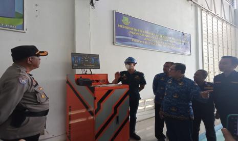 Pemkot Sukabumi mendorong lahirnya tranportasi publik yang aman dan nyaman. Di antaranya dengan memberikan layanan uji KIR yang nyaman dan mudah di Gedung Baru UPTD Pengujian Kendaraan Bermotor (PKB) Dinas Perhubungan Kota Sukabumi di Kelurahan/Kecamatan Baros.