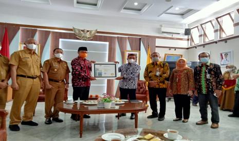 Pemkot Sukabumi menerima penghargaan BKN Award 2021 dalam dua kategori yang diserahkan di Balai Kota Sukabumi, Senin (8/11)