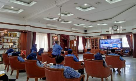 Pemkot Sukabumi menggencarkan pengajian online bagi aparatur di masa pandemi Covid-19. Hal ini sebagai salah satu bentuk implementasi visi Wali Kota Wakil Wali Kota dalam mewujudkan Kota Sukabumi yang religius, nyaman, dan sejahtera.