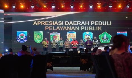 Pemkot Tangsel menerima penghargaan Daerah Peduli Pelayanan Publik yang diberikan Menpan-RB Abdullah Azwar Anas. 